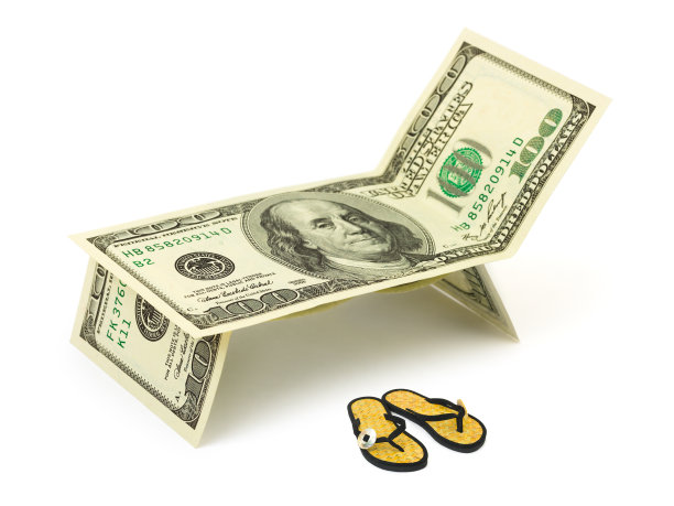 由金钱和沙滩鞋做成的躺椅图片下载