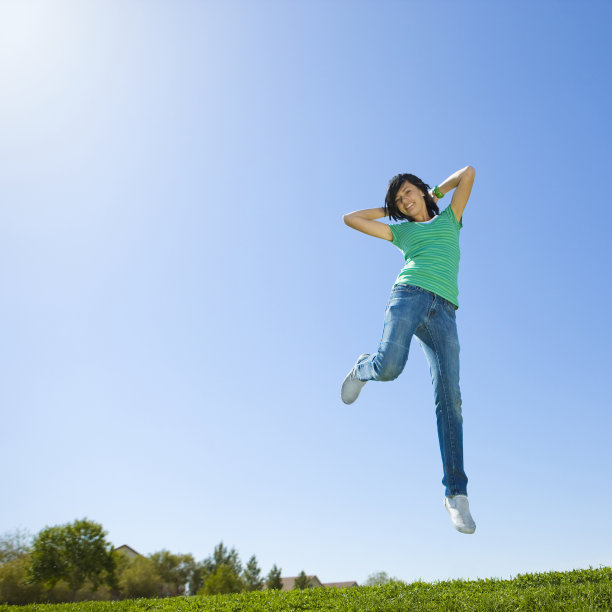 快乐的少年在空中跳图片下载