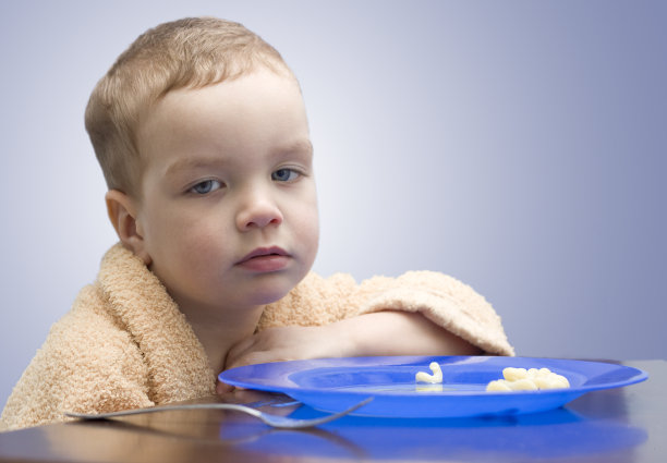 小男孩吃了。图片下载