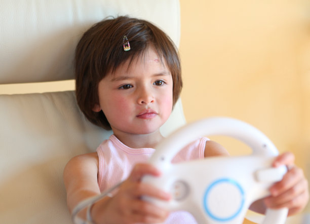 女孩玩电子游戏-赛车图片下载