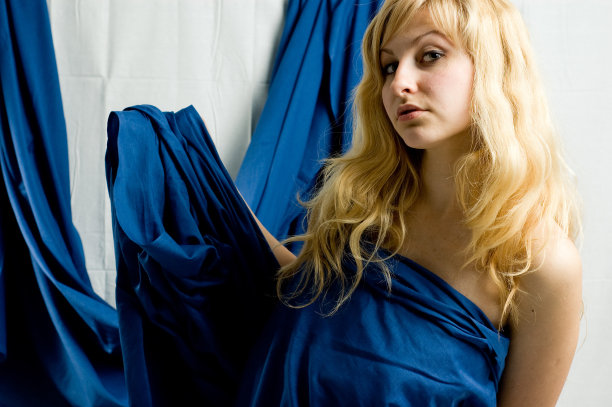 年轻的女孩图片下载