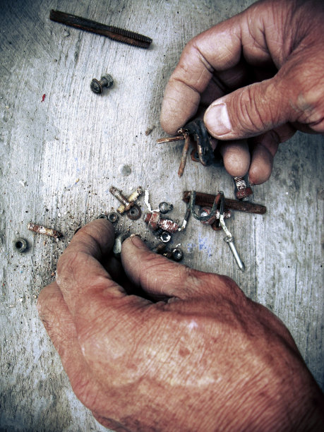 老中国男人的手分类生锈的钉子图片下载