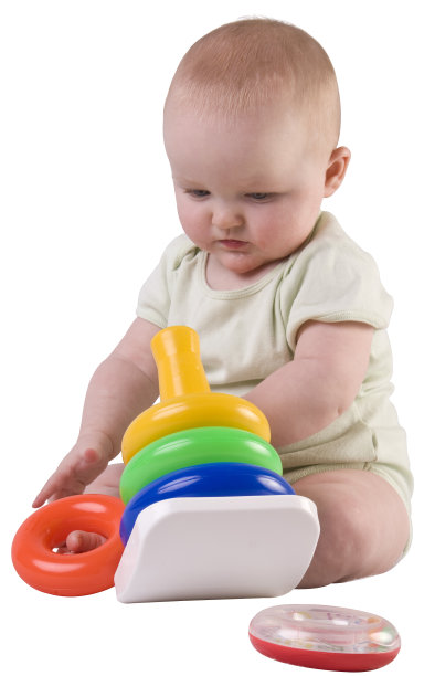 婴儿看着戒指堆垛机。图片下载