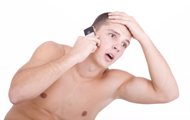 一个惊讶的家伙在打电话图片下载