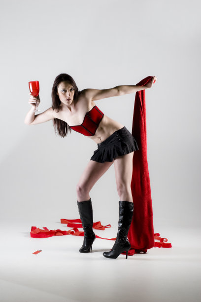 拿着红酒杯的女人失去了平衡图片下载