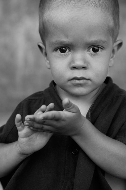 可怜的小男孩图片下载