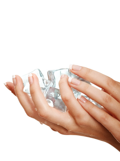 拿着冰块图片下载