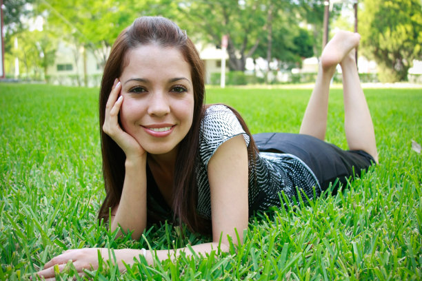 美丽的女孩在草地上休息图片下载
