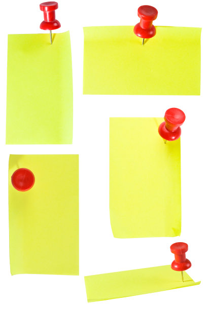 黄色的便条和红色的别针图片下载
