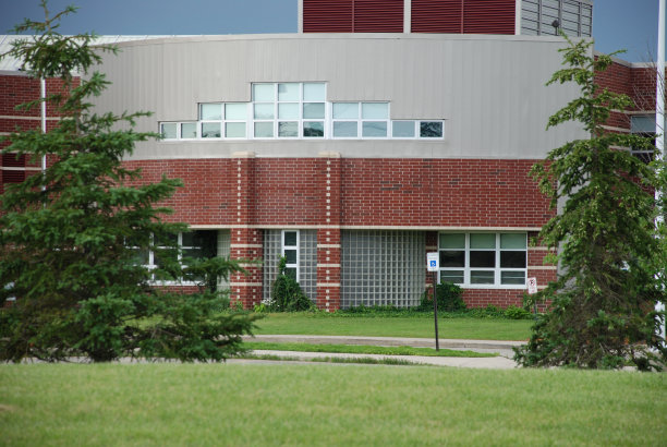 独特的砖砌建筑，玻璃方块图片下载