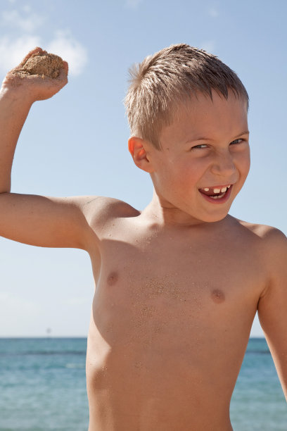 男孩扔沙子图片下载