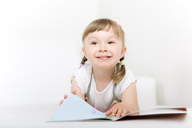 小女孩在看书图片下载