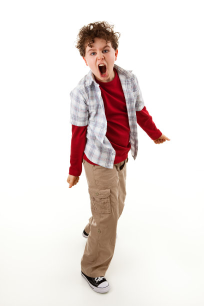 愤怒的小男孩图片下载