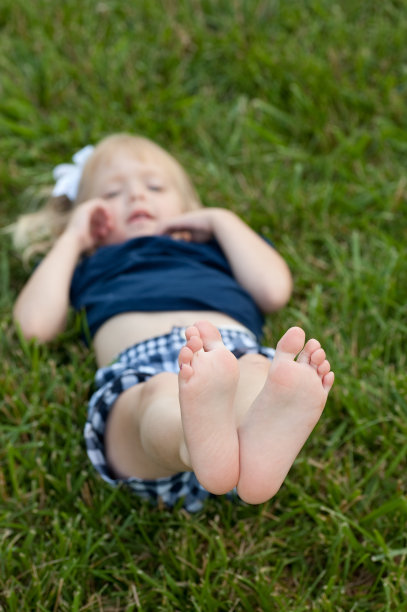 小女孩的脚图片下载
