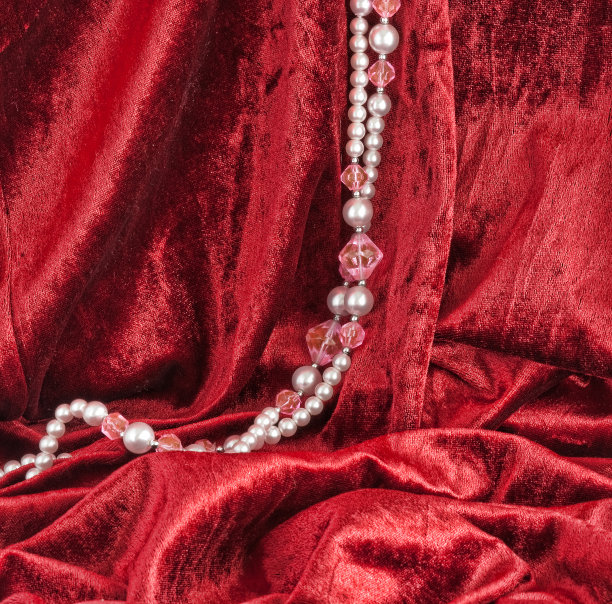 红色丝绒和珠子图片下载