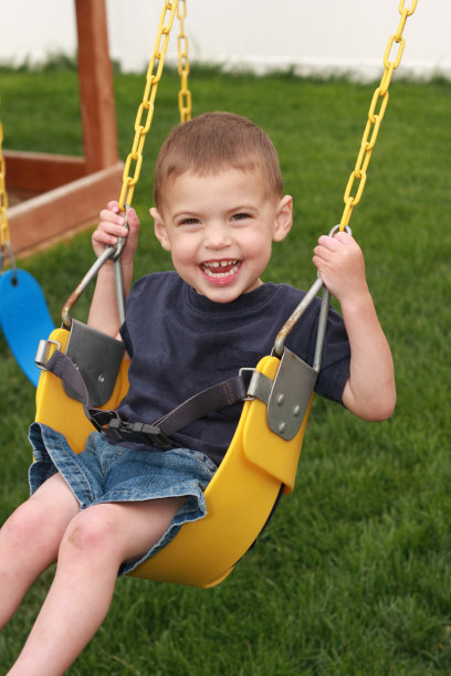 快乐的蹒跚学步的摆动图片下载