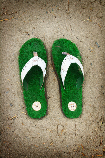 沙滩上的草鞋图片下载