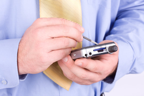 在PDA工作的商人图片下载