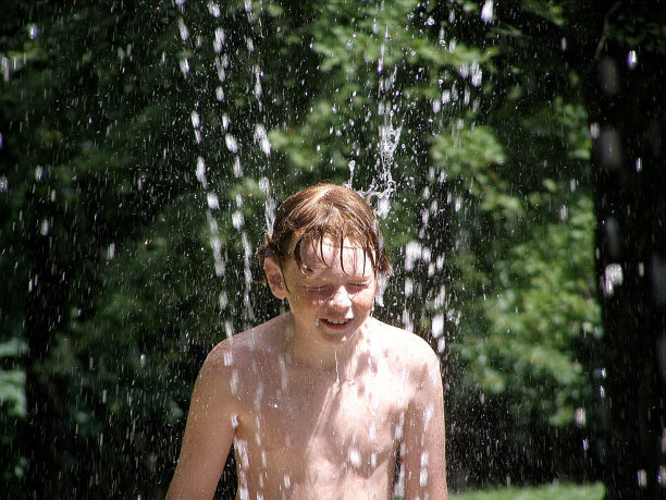 在喷泉里玩耍图片下载