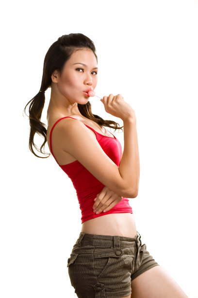 年轻的亚洲女人在玩棒棒糖图片下载