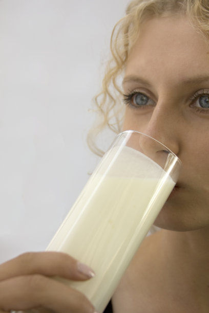 女孩喝酸乳酒图片下载