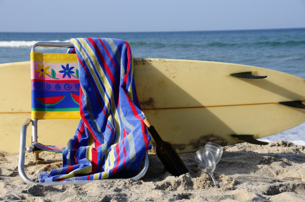冲浪板，沙滩椅，葡萄酒和海洋图片下载