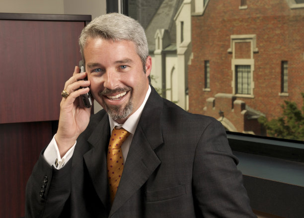 手机上的微笑商人图片下载