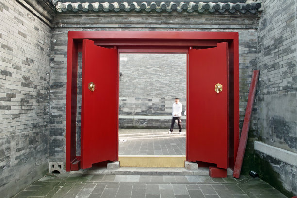 红门和灰墙图片下载