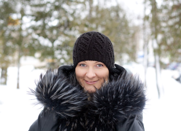 金发女孩的冬季肖像。图片下载