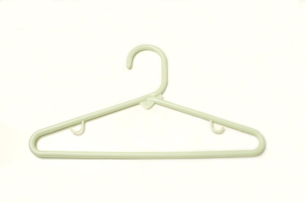 塑料衣架隔离在白色背景图片下载