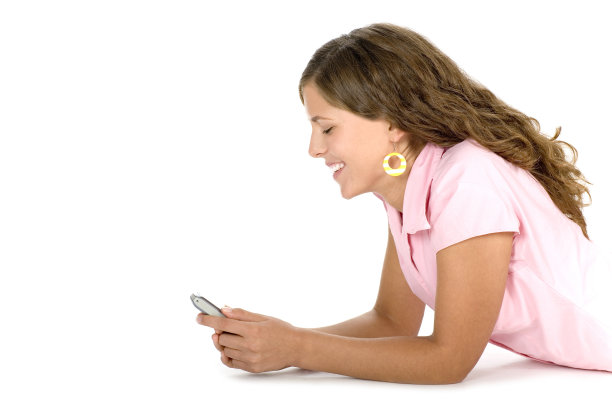 年轻女子用手机图片下载