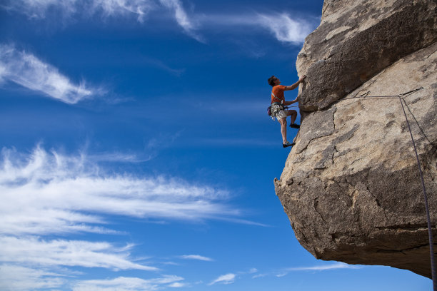 攀登者紧紧抓住边缘。图片下载