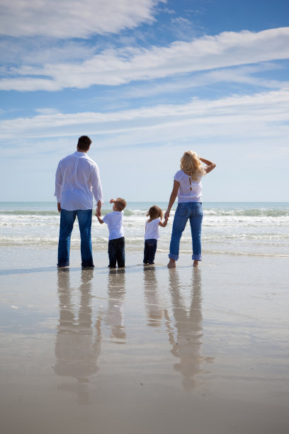 海滩上的一家人图片下载