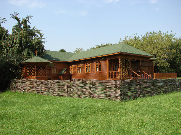 绿色空地上的木屋图片下载