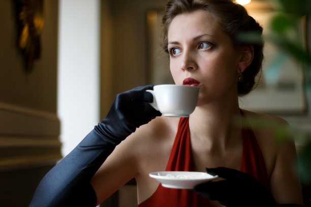 喝咖啡的女孩图片下载