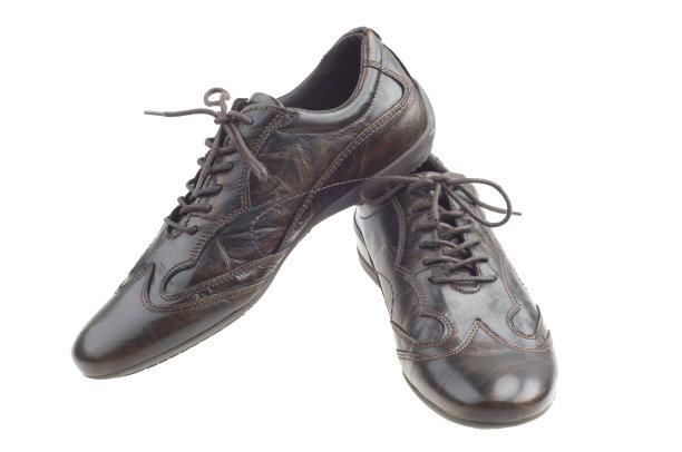 深棕色男鞋图片下载