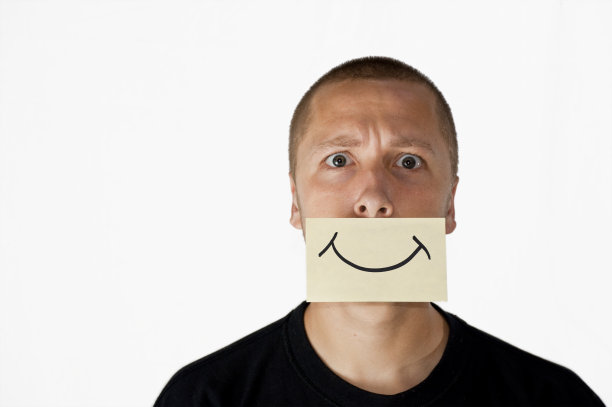 勉强的微笑图片下载