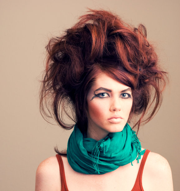 凌乱的高层发型和模特疯狂的眼妆图片下载