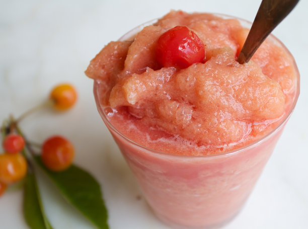 玻璃杯中的樱桃味冰图片下载