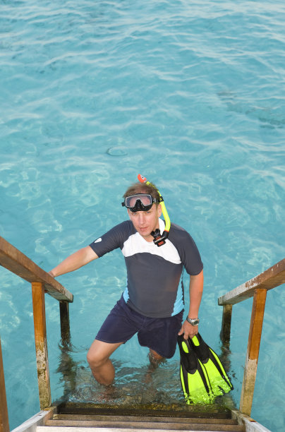 带着脚蹼，面罩和管子的运动员图片下载