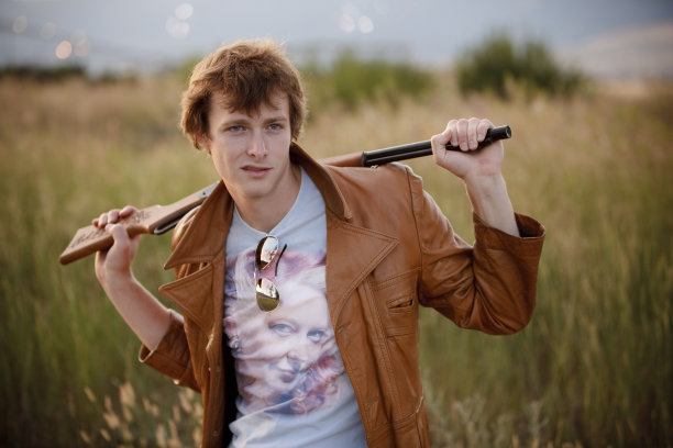 持枪青年图片下载