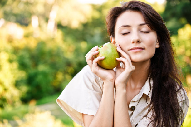 带着苹果的漂亮女孩图片下载