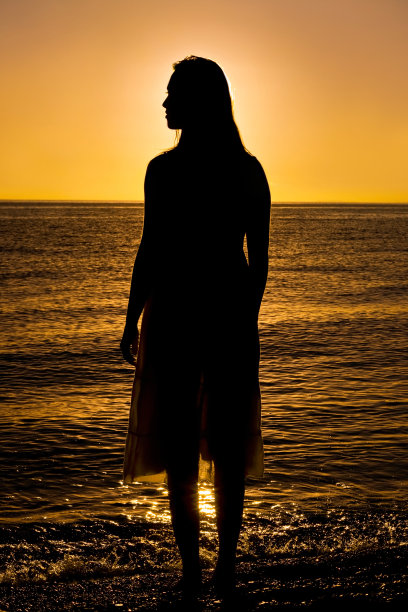 女人看日落图片下载