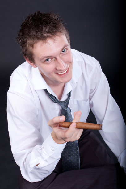 抽雪茄的年轻人图片下载