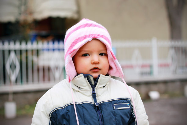 可爱的小女孩戴着粉色的帽子图片下载