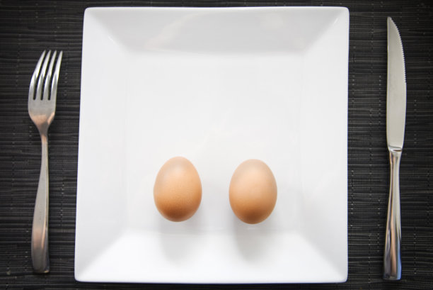两个鸡蛋单独在一个盘子里图片下载