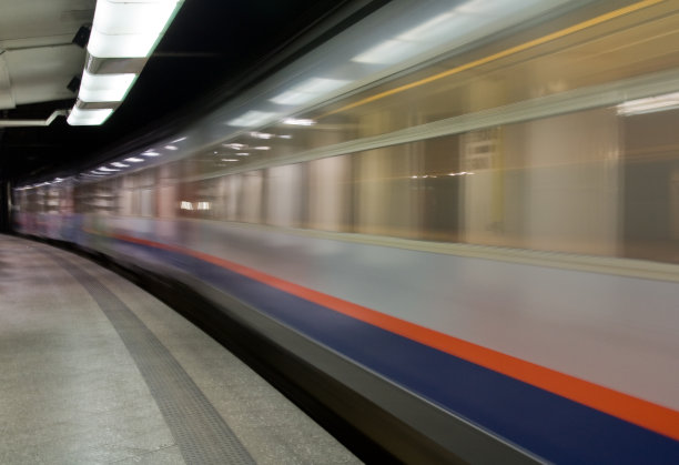 地铁经过图片下载