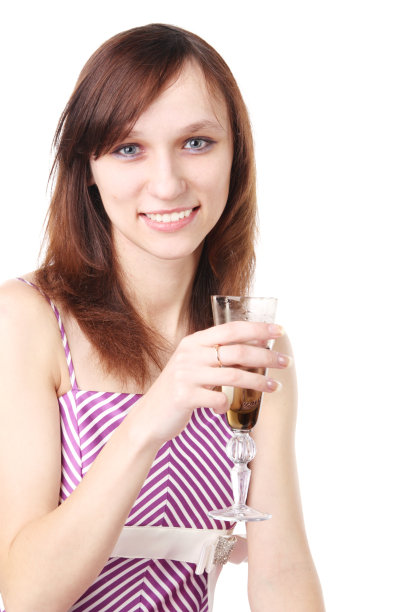 拿着酒杯的女孩图片下载