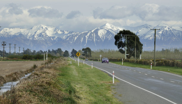 雪山下的公路图片下载