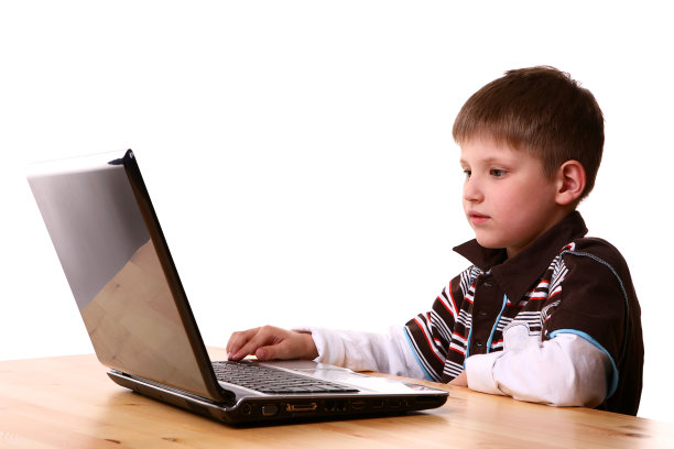 拿着笔记本的金发男孩图片下载